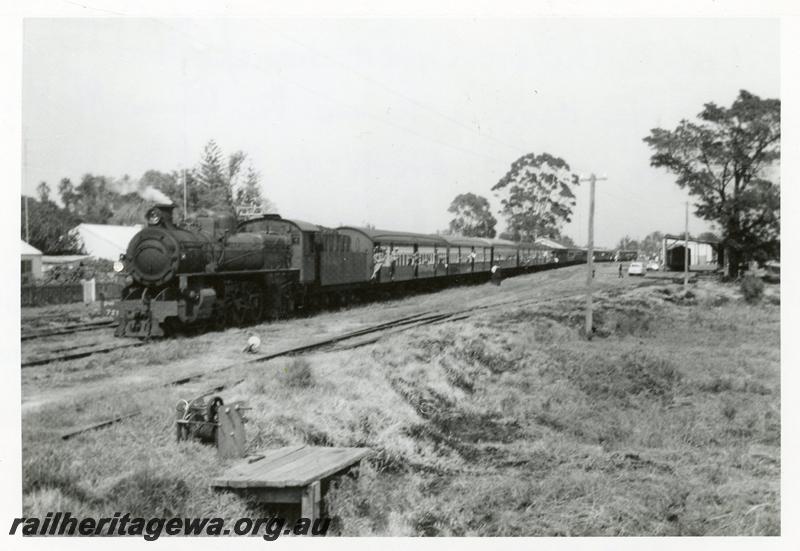 P08104
PMR class 721, hauling fifteen assorted carriages, Harvey, SWR line, with school children from Collie to see the Queen Mother, Similar view to P8103
