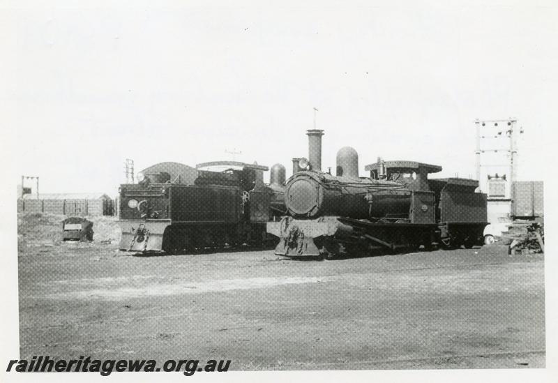P08109
G class 123 and G class 233, Bunbury roundhouse, view of the rear of the tender of G class 123, front and side view of G class 233
