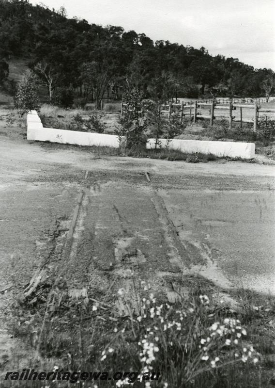 P08117
Abandoned track in level crossing, outside the Boddington Caravan Park, PN line.
