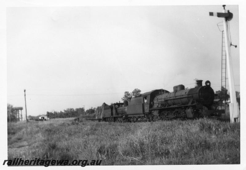 P08140
W class 943, Millars loco No.67 being transferred from Yarloop, SWR line, to Jardee.
