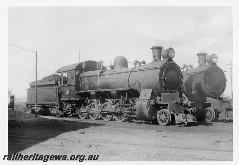 P08147
FS class 424, smokebox of FS class 457, Bunbury, side and front view
