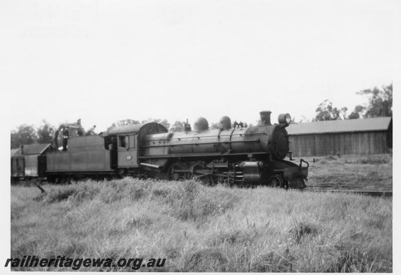 P08148
P class 505, Yarloop, SWR line, side and front view, taking water, goods train
