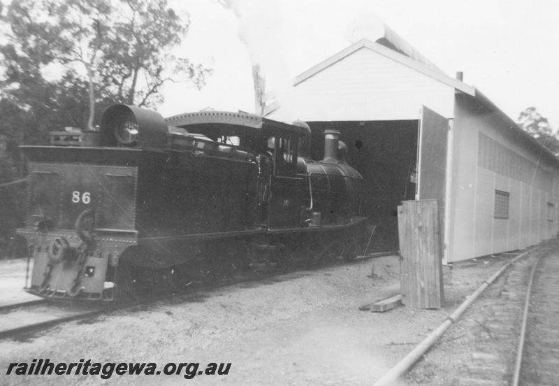 P08162
Bunnings loco No.86, loco shed, Donnelly River Mill, end and side view
