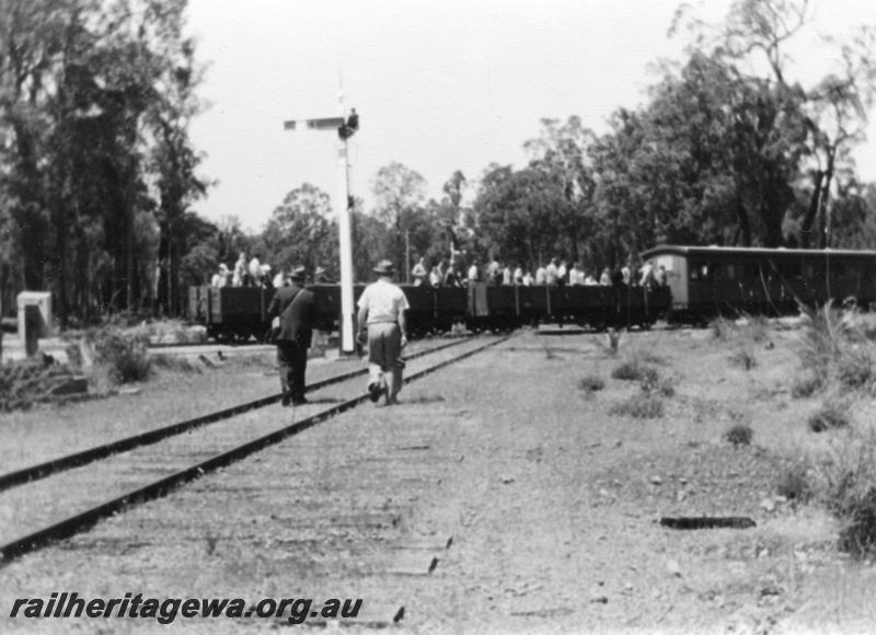 P08166
Grade crossing, tour train, signal, Wuraming on the Banksiadale bush line, ARHS tour train, train straddling the crossing
