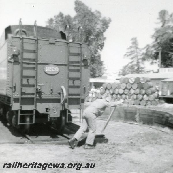 P08182
V class 1220, turntable, Donnybrook, PP line, rear view of tender being turned, ARHS tour train
