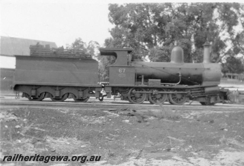 P08195
Millars loco No.67, Yarloop, side view
