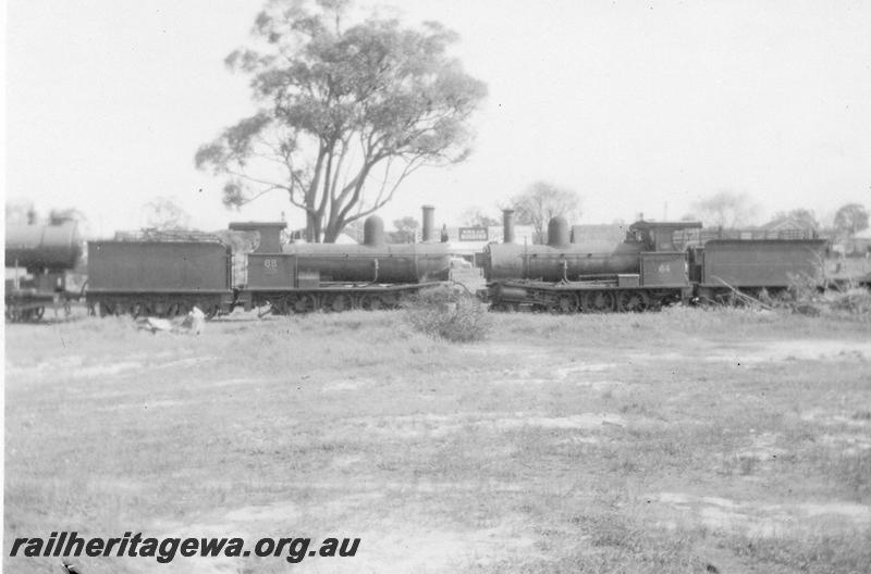 P08200
Millars locos No.68 and No.64, nose to nose, Yarloop, side view
