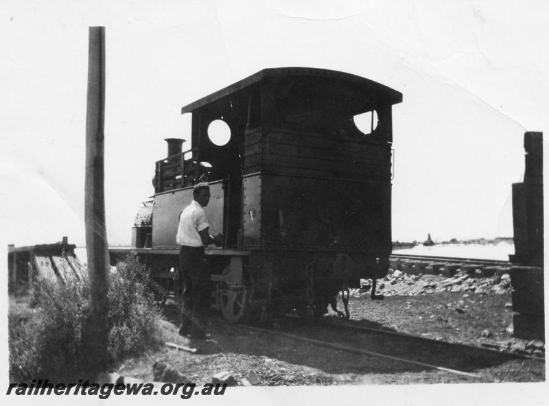 P08210
PWD loco H class 18, Bunbury, side and rear view.
