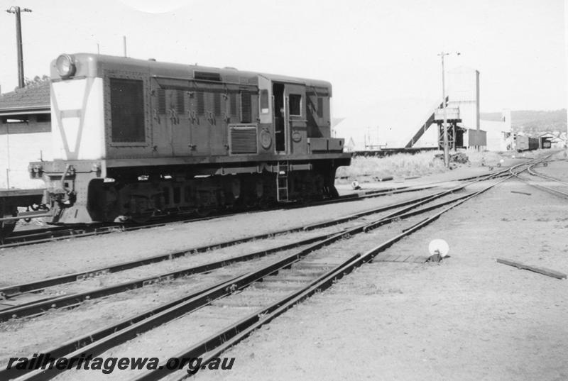 P08230
Y class 1108, green livery with white front, end and side view 
