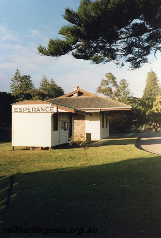 P08422
Esperance, station building, road bus shelter (