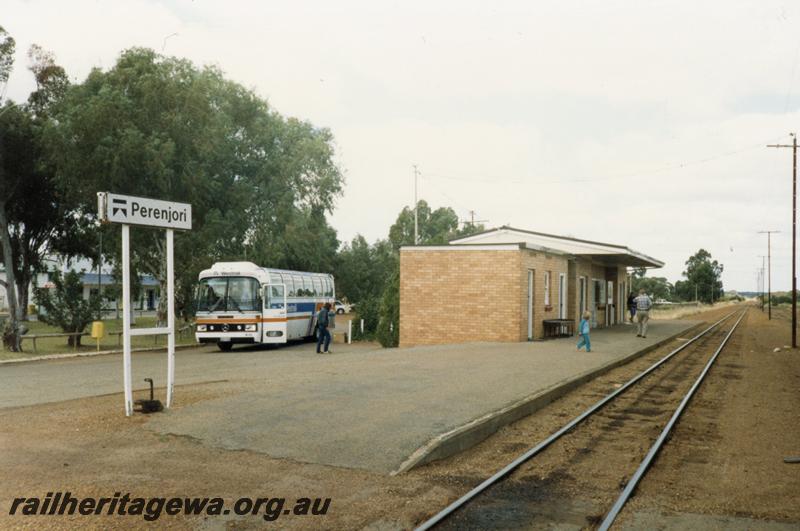 P08443
Perenjori, station building, platform, nameboard, rail side view, railway bus, EM line.
