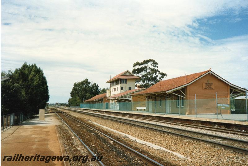 P08452
Merredin, station building, signal box, narrow gauge, view from standard gauge platform looking east, EGR line. Standard gauge signals visible at east end of loop.
