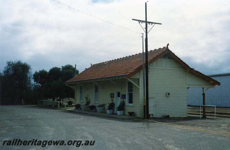 P08463
Dalwallinu, station building, view from road side, EM line.
