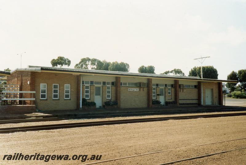 P08466
Wongan Hills, station building, view from rail side, EM line. Lever frame visible on raised platform.
