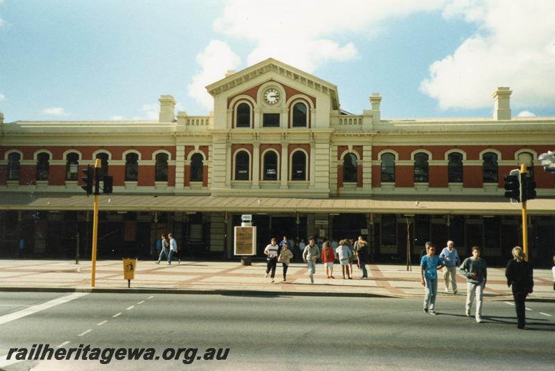 P08471
Perth, station building, view from across Wellington St, ER line
