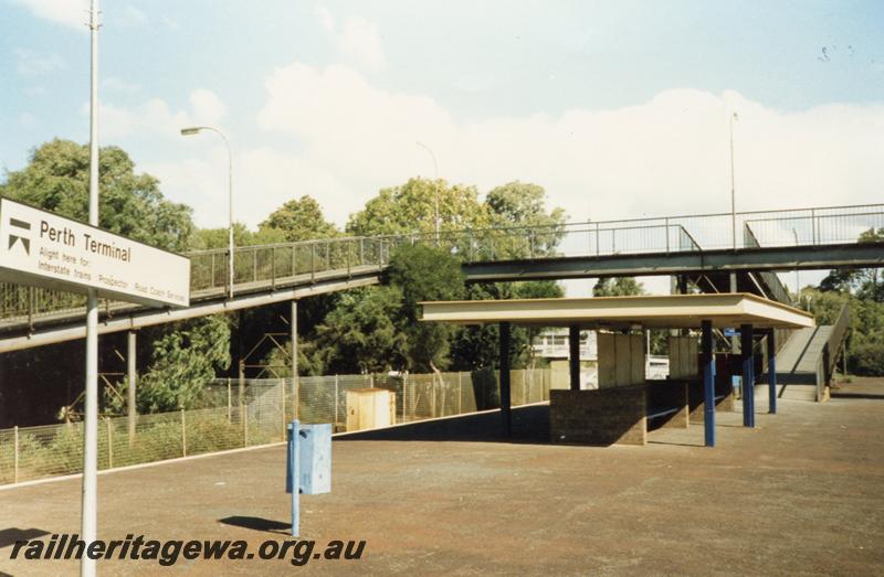 P08473
Perth Terminal, station building, platform, Westrail nameboard, ER line.
