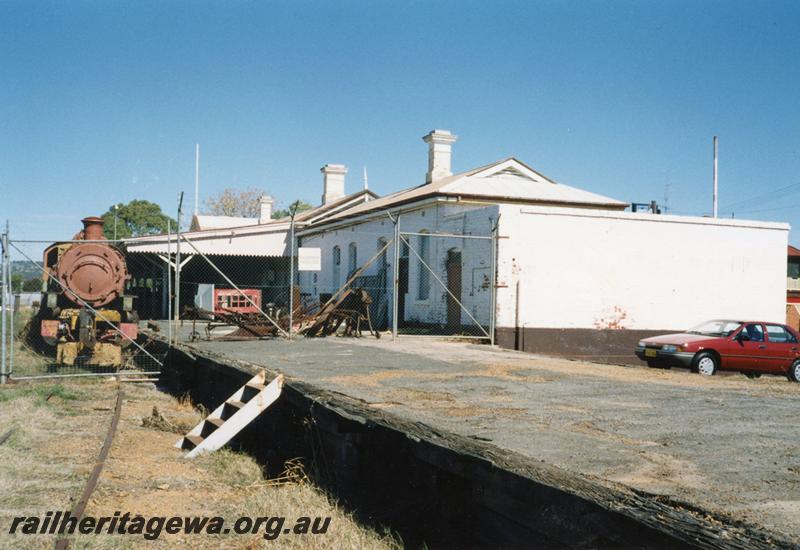 P08483
Northam, station building, platform, narrow gauge, view from yard, preserved PM class at platform, ER line.
