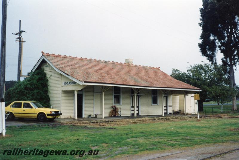 P08485
Kojonup, station building, view from rail side, scales on platform, DK line.
