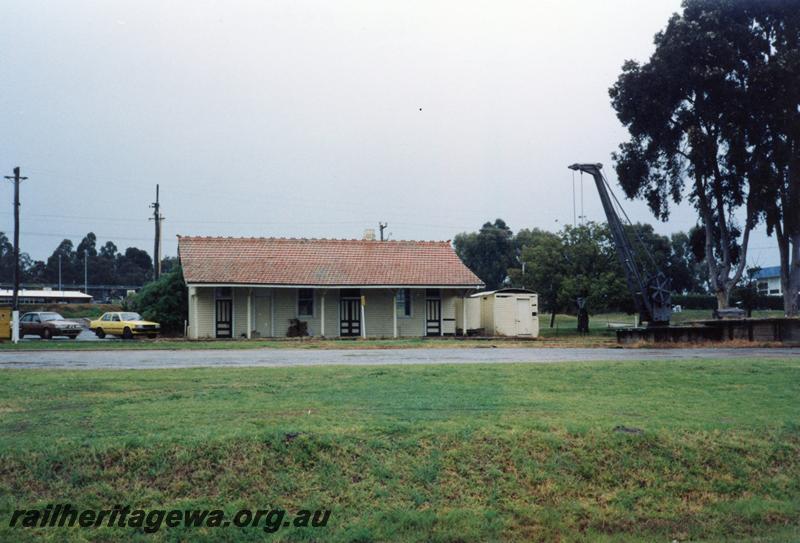 P08486
Kojonup, station building, loading bank, platform crane, view from rail side, scales on platform, DK line.
