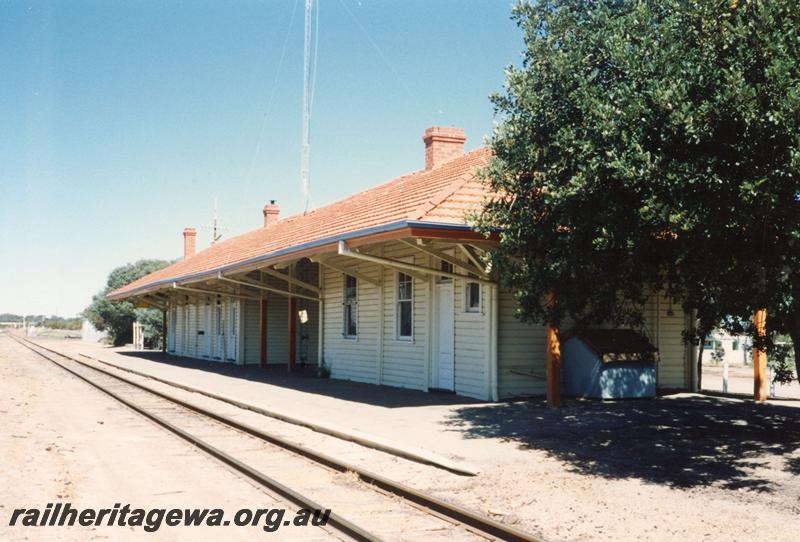 P08493
Wyalkatchem, station building, view along rail side, GM line.
