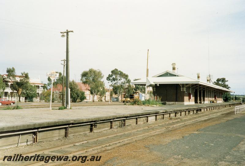 P08520
Wagin, station building, platform, lever frame, shunting loco in background, nameboard, GSR line.
