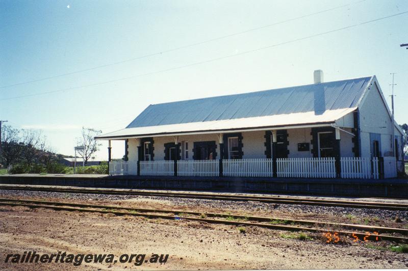 P08541
Mingenew, station building, platform, Westrail nameboard, MR line.
