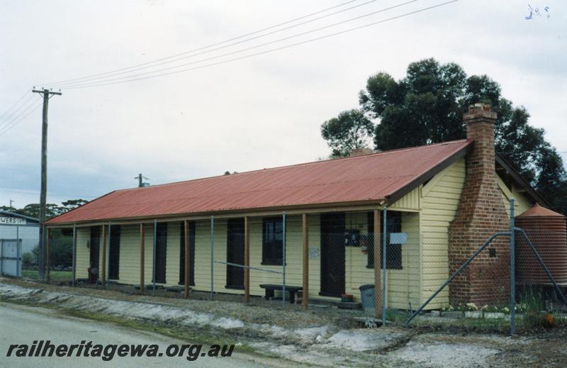 P08547
Barracks, Ongerup, fenced off, side and end view, TO line.
