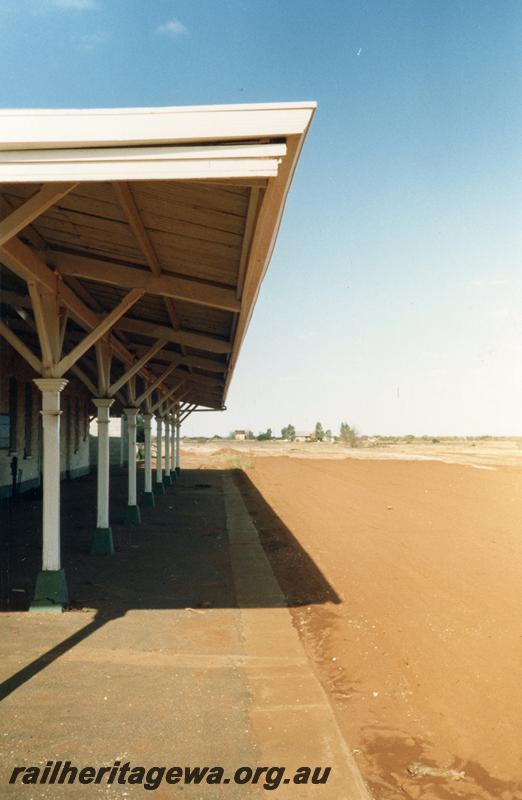 P08593
Yalgoo, platform, view along length, NR line.
