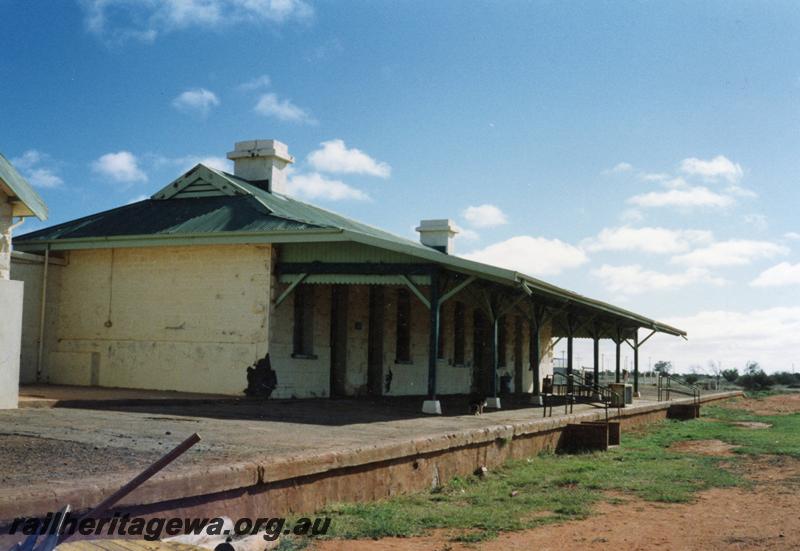 P08594
Cue, station building, platform, view from rail side, NR line.
