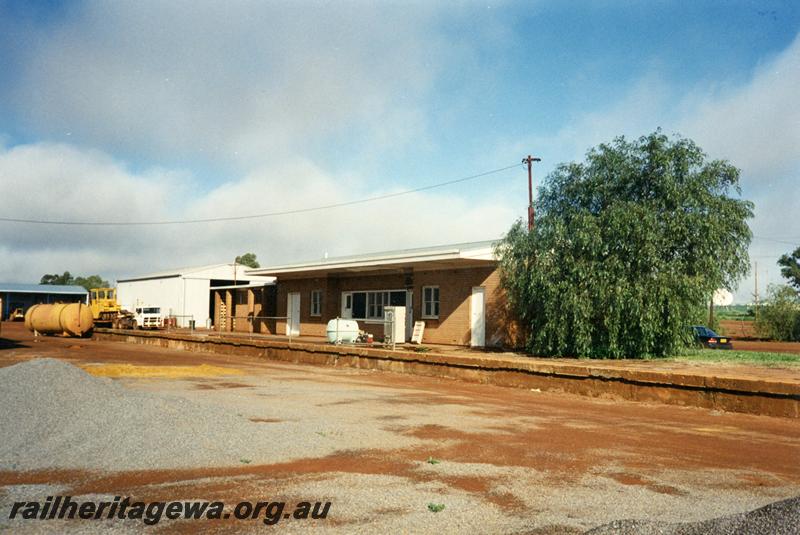 P08600
Meekatharra, station building, platform, view from rail side, NR line.
