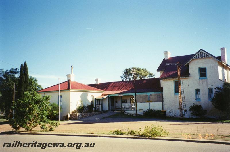 P08616
Walkaway, station building, view from road side, MR signal on display, W line.
