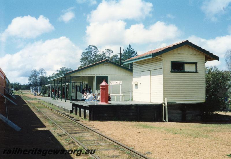 P08624
Dwellingup, station building, platform, nameboard, carriages in siding, PN line.
