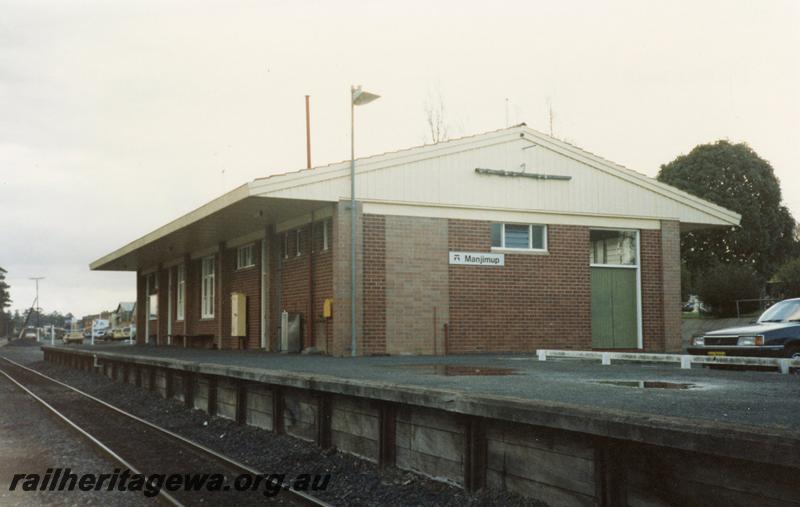 P08629
Manjimup, station building, Westrail nameboard, view from rail side, PP line.
