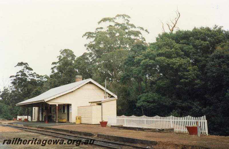 P08641
Pemberton, station building, platform, toilet block, view along platform, PP line.
