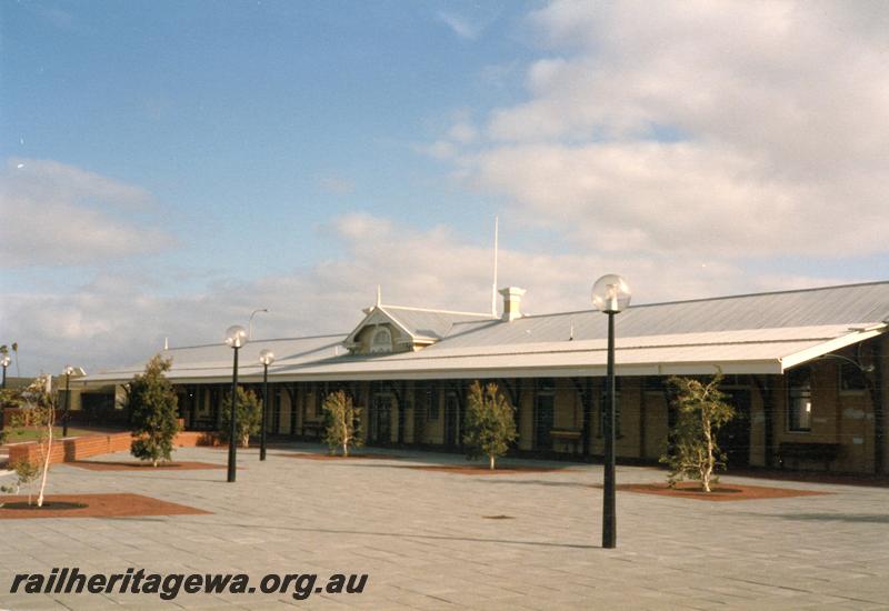 P08646
Bunbury, station building, view from rail side, SWR line.
