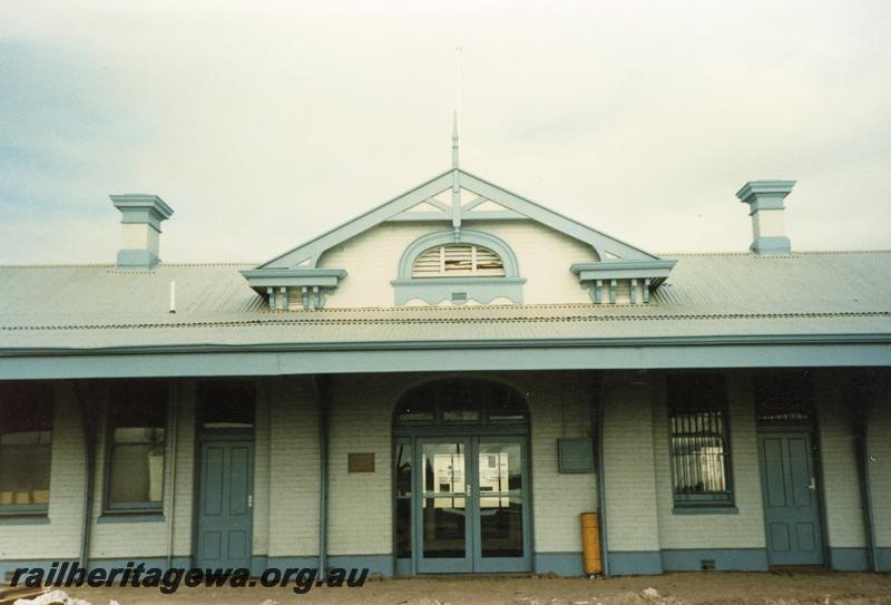 P08650
Bunbury, station building, view from rail side, SWR line.
