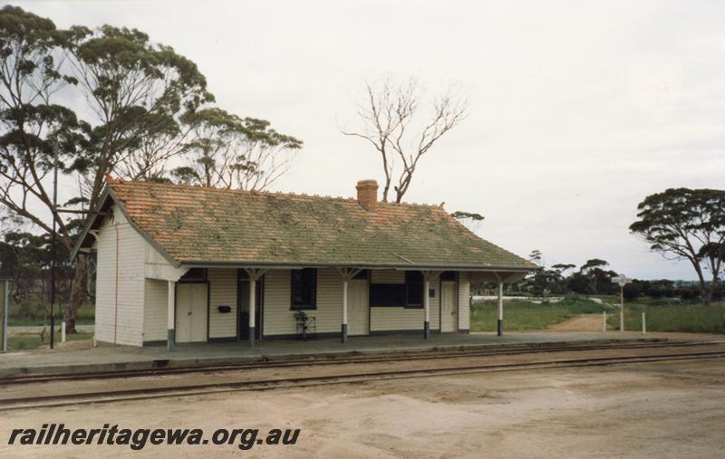 P08657
Station building, platform, nameboard, scales on platform, Gnowangerup, view from rail side, TO line.
