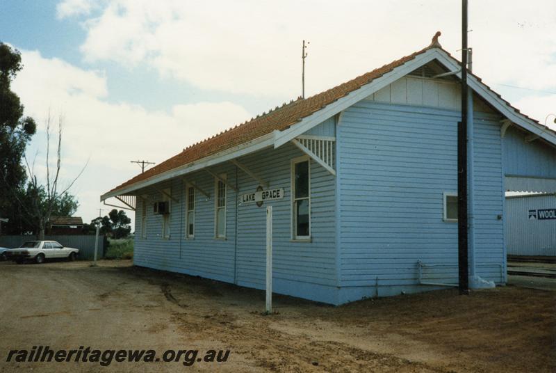 P08666
Lake Grace, station building, nameboard, view from road side, Westrail wool sign in background, WLG line.
