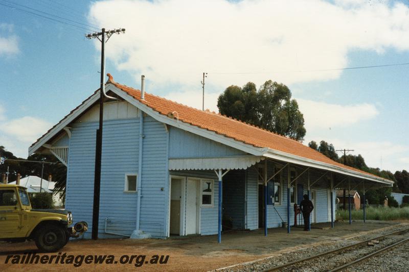 P08669
Lake Grace, station building, scale on platform, view from rail side, WLG line.
