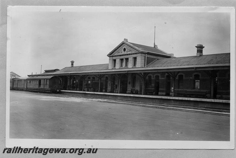 P08708
Station building, Geraldton, NR line, trackside view, shows a ZA class brakevan on a train at the platform
