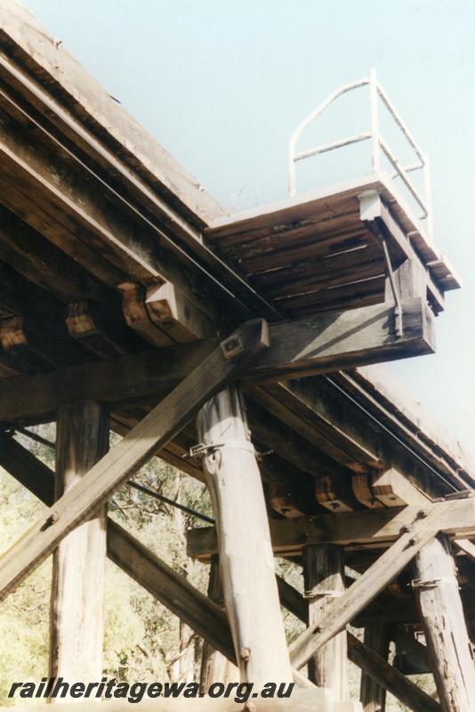 P08752
5 of 5 views of the trestle bridge at Capel, BB line, view of the refuge
