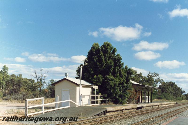P08796
3 of 4 views of the relay cabin and station buildings at Mundijong, SWR line, view looking south.
