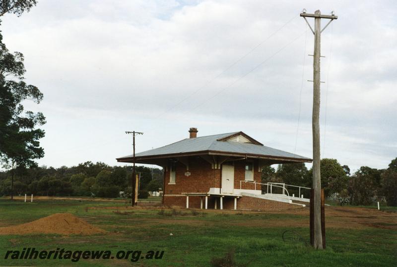 P08816
Station building (