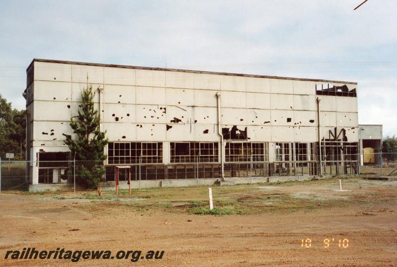 P08836
3 of 5 views of the steam loco depot at Collie, out of use and abandoned. Rear view of the roundhouse.
