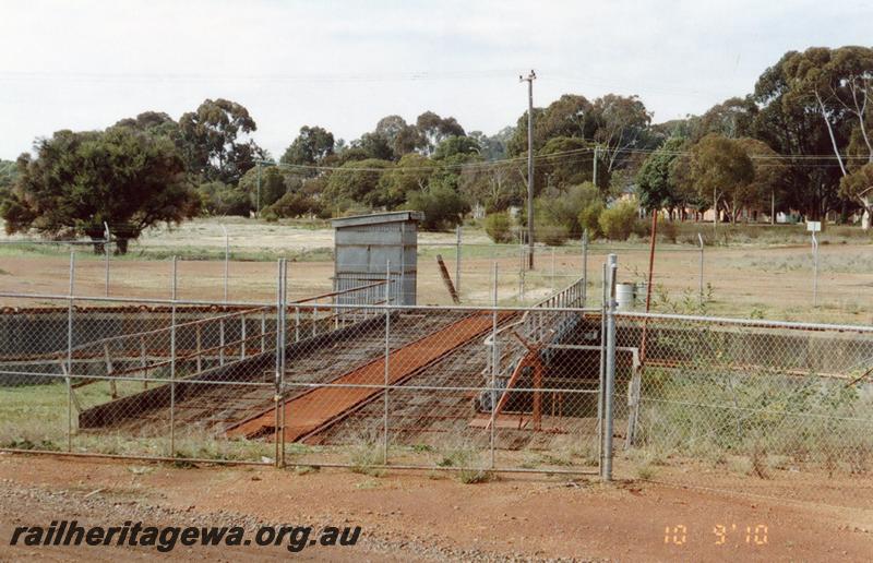 P08838
5 of 5 views of the steam loco depot at Collie, out of use and abandoned. View of the turntable from the opposite end to P8837
