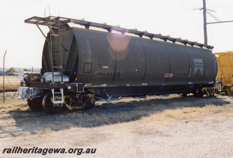 P08946
WWA class 32359-L standard gauge grain hopper, end and side view
