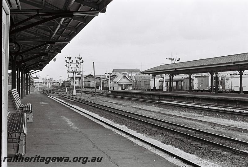 P09001
Overall view of Perth Station taken from Platform 1 looking west
