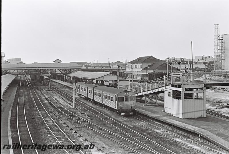 P09002
ADB class 778 coupled to an ADK class railcar, Platform 6. Perth Station, overall view of the station taken from the Barrack Street Bridge looking west
