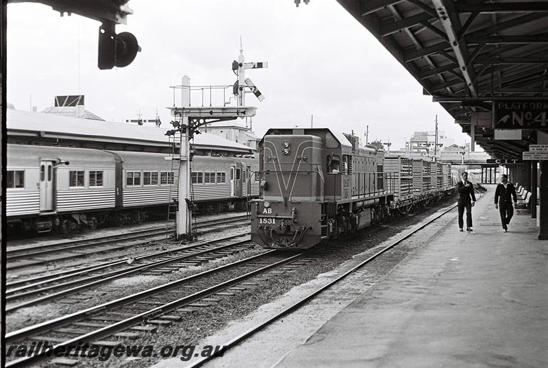 P09006
AB class 1531, signal, taken from Platform 4, Perth Station, goods train heading west
