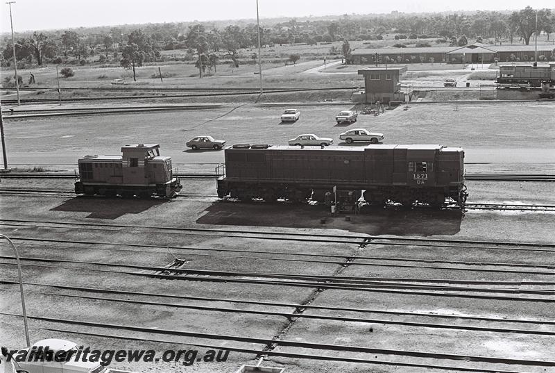 P09042
B class 1607, DA class 1571, Forrestfield Yard, side view, elevated view
